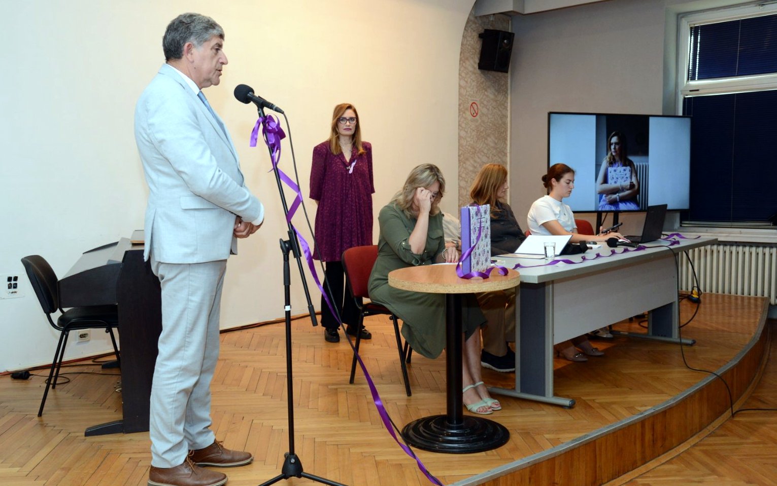 ОДРЖАНА ТРИБИНА О ПРЕПОЗНАВАЊУ ДЕМЕНЦИЈЕ И АЛЦХАЈМЕРА И НАЧИНИМА КАКО СПРЕЧИТИ НАПРЕДОВАЊЕ СТАЊА КРОЗ МУЗИКУ, ЈЕЗИКЕ, ХОБИЈЕ, КРЕАТИВНОСТ
